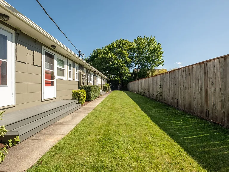 2310 NE Weidler St — Photo 7