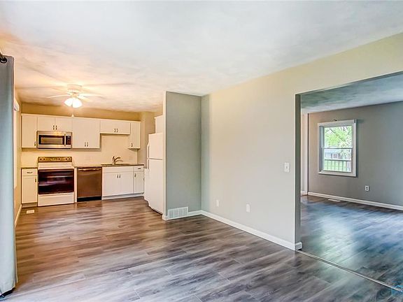 5th image of 143 Birchcrest Dr