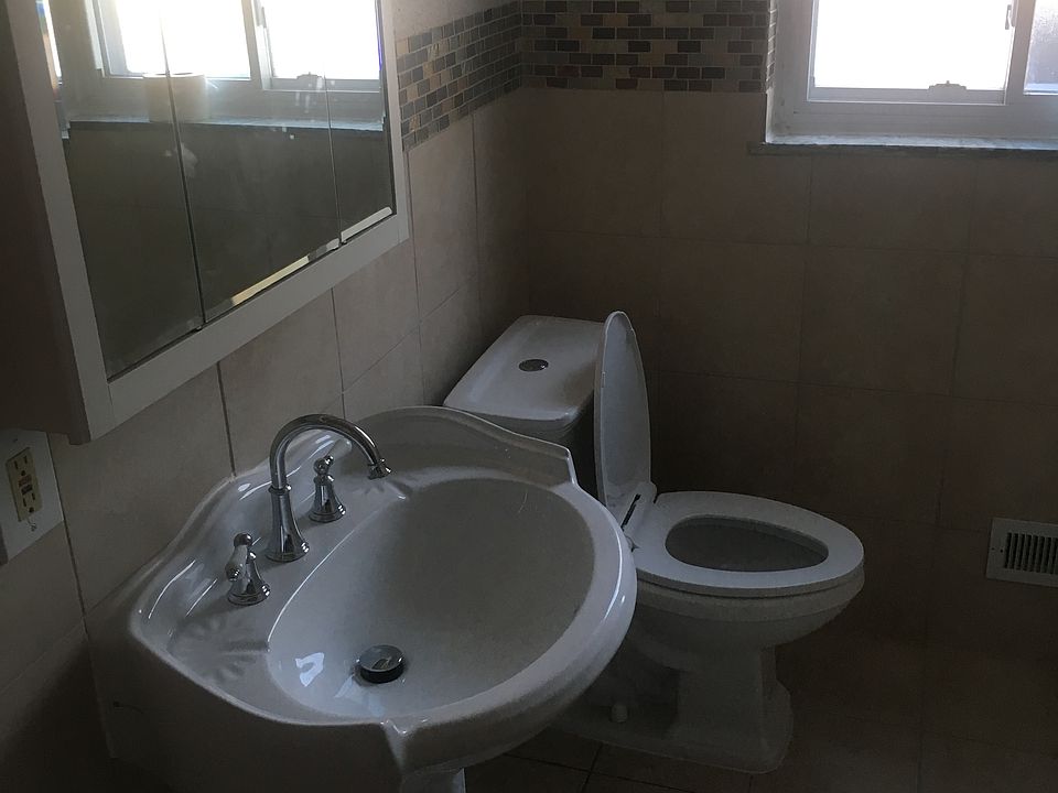 1st image of 19620 Hilliard Blvd #1