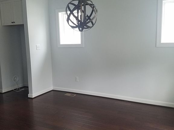 3rd image of 28518 Traverse St