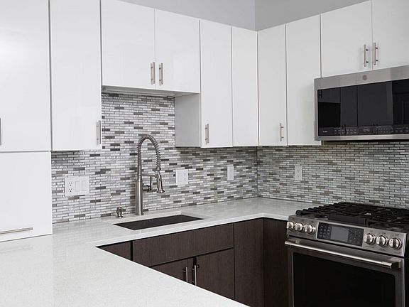 5th image of 2 Cliveden St Unit 303E