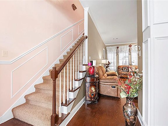 5th image of 230 Chestnut Oak Dr