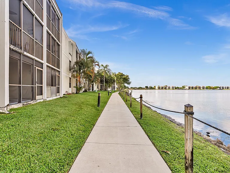109 Lake Emerald Dr #108 — Photo 36