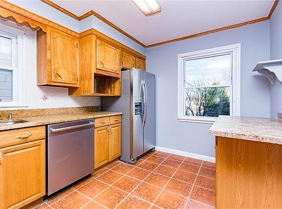 5th image of 629 Bellevue Ave N