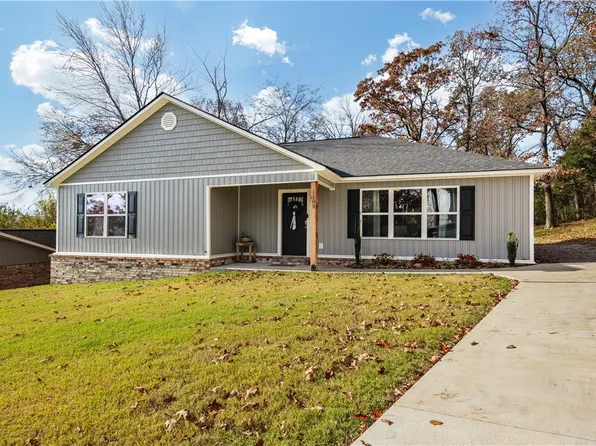 1105 N 21st St, Van Buren, AR 72956