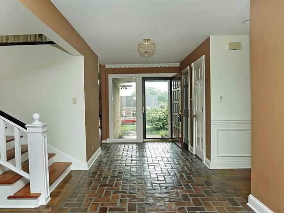 3rd image of 740 Lakeshore Dr