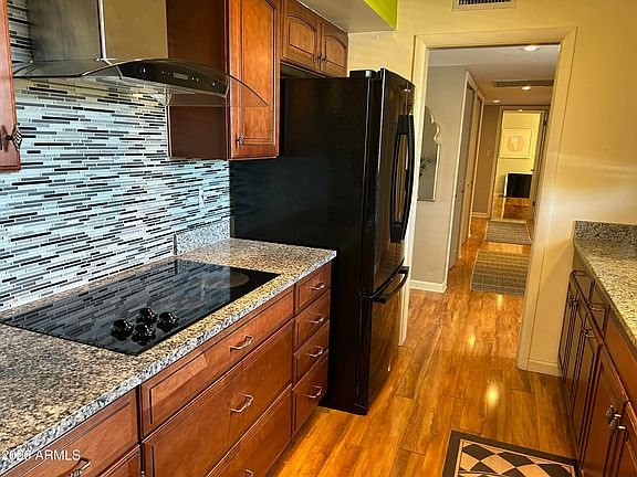 4th image of 100 W MARYLAND Avenue #O2