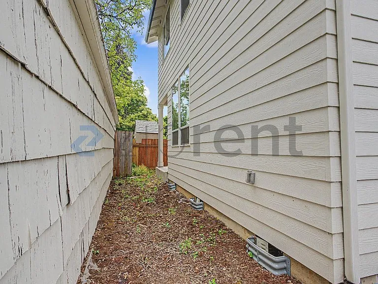 7750 SE 57th Ave — Photo 3