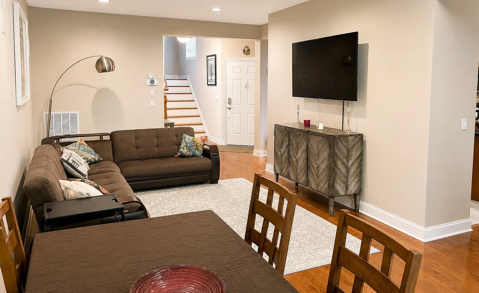 4 bed, 2600 sqft, $5,200 — Photo 3