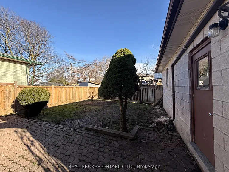 653 Athol St E #MAIN — Photo 5