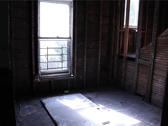 4th image of 5033 E 9th St