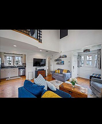 5th image of 8 Carriage House Ln