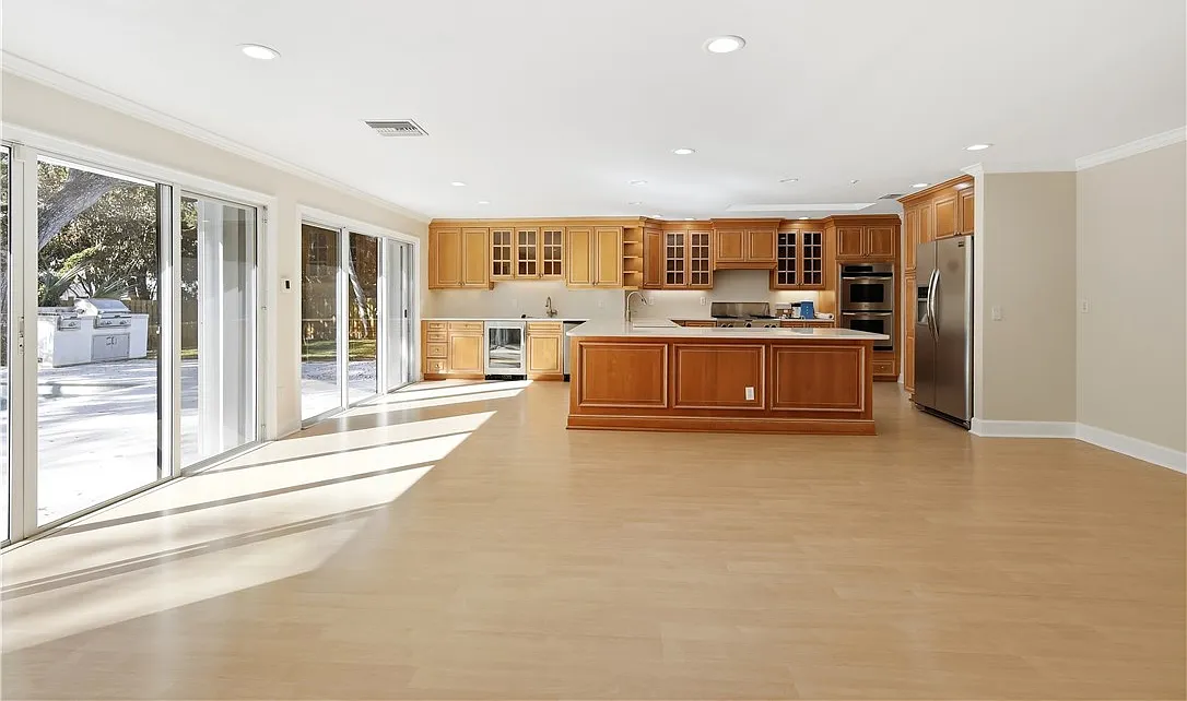 3 bed, 2.5 bath, 2240 sqft, $8,250 — Photo 3