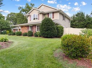 7 Wellsley Ln, Coram, NY 11727