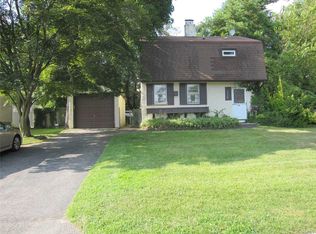 45 Hickory Ln, Roslyn Heights, NY 11577