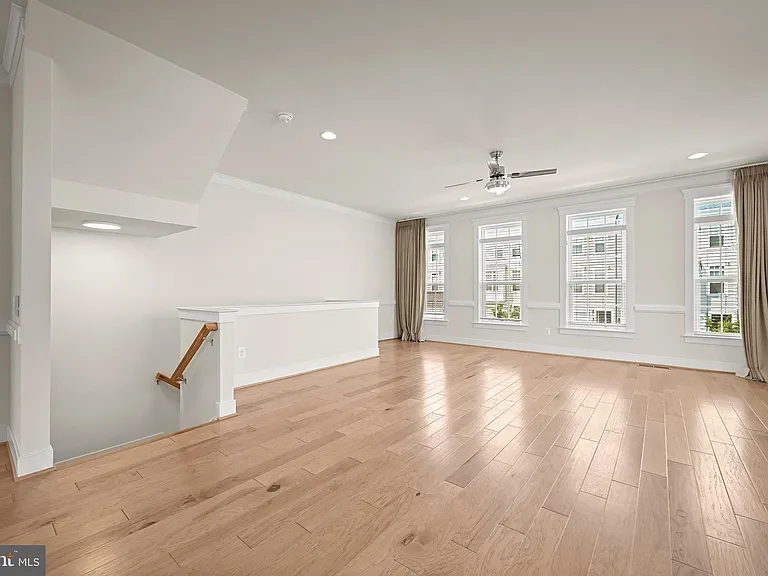 212 Upper Brook Ter — Photo 4