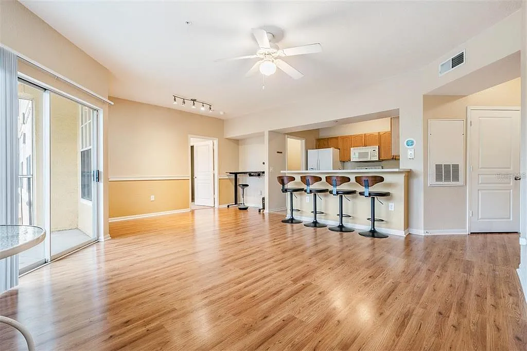 2 bed, 2.0 bath, 1089 sqft, $1,950 — Photo 3