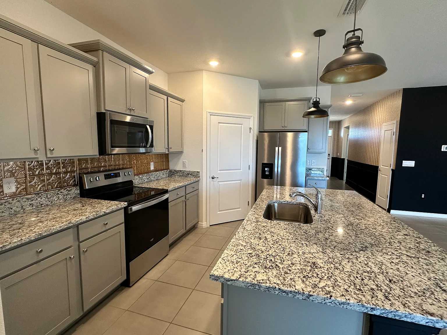 3 bed, 1816 sqft, $2,100 — Photo 2