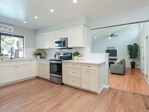 3rd image of 1271 Glenmoor Way