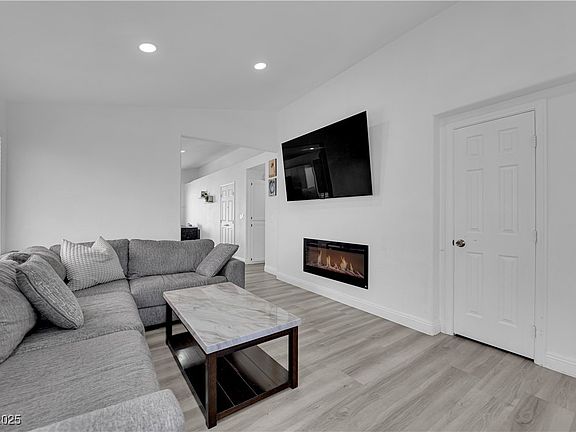 5th image of 8127 Chambersberg St