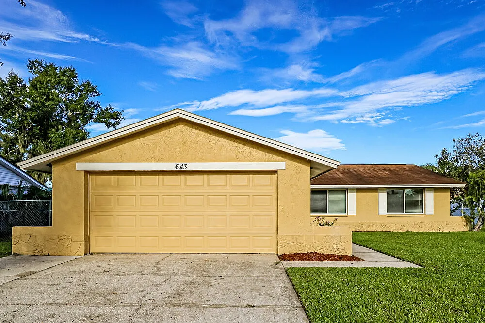 3 bed, 2.0 bath, 1381 sqft, $2,215 — Photo 1