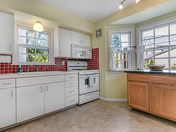 4th image of 423 Mulford Dr SE