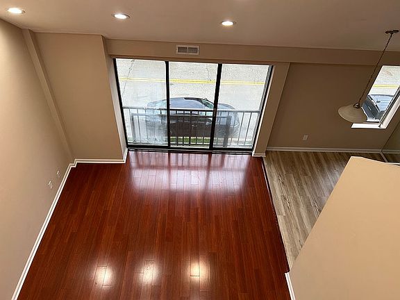 3rd image of 9551 James St APT B