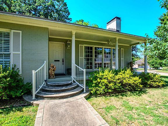 2nd image of 810 Shea Dr
