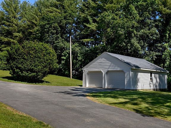 3rd image of 55 Old Common Rd