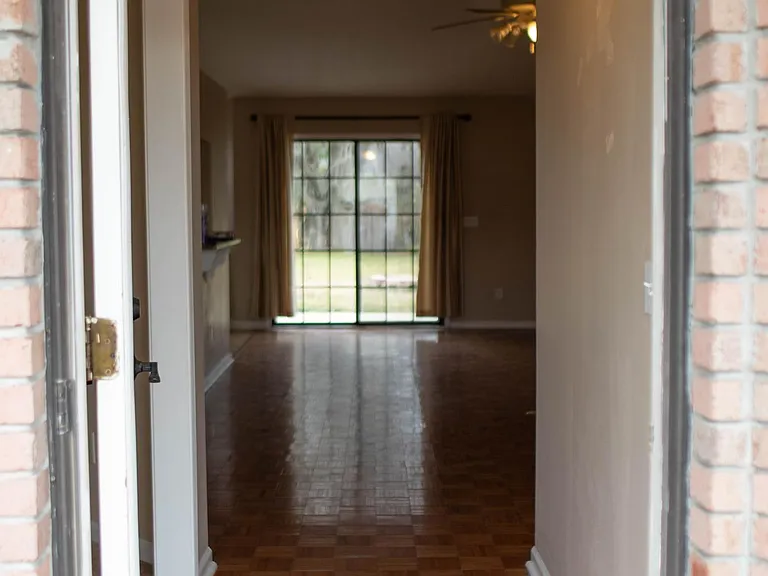 7175 Glendyne Dr N — Photo 32