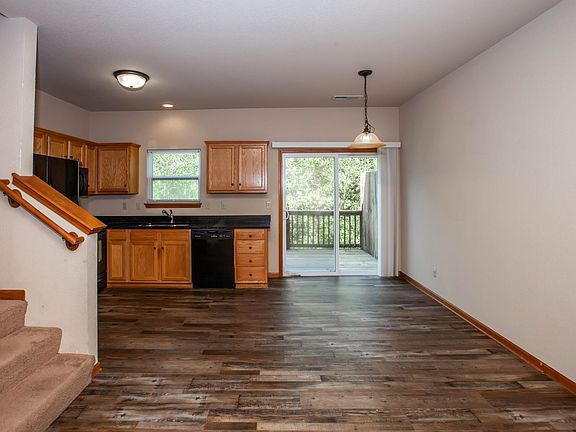 2nd image of 724 Oakbrook Pl