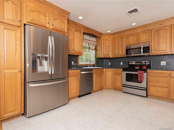 4th image of 21 Meadowland Dr