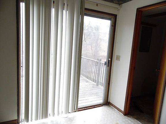4th image of 136 Grand Oaks Ln