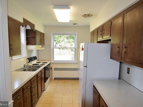 4th image of 107 1/2 Villa Pl