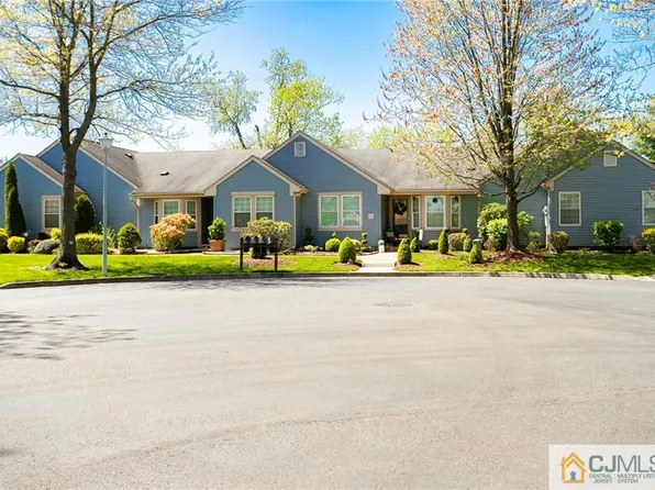 17 Andrew Jackson Ct, Monroe Township, NJ 08831