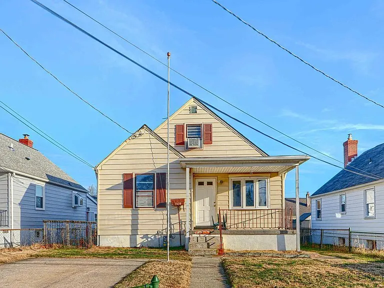 3 BEDROOM/1 BATH w/OFF STREET PARKING