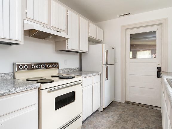 2nd image of 113 Pine St