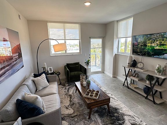 3rd image of 2219 SE 19th Ave #300