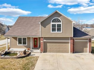 504 Bayview Dr, Raymore, MO 64083