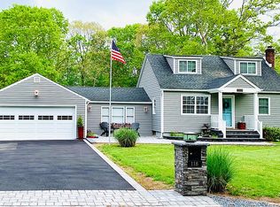118 Dawn Dr, Shirley, NY 11967
