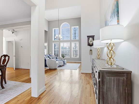 5th image of 652 Mount Vernon Ln