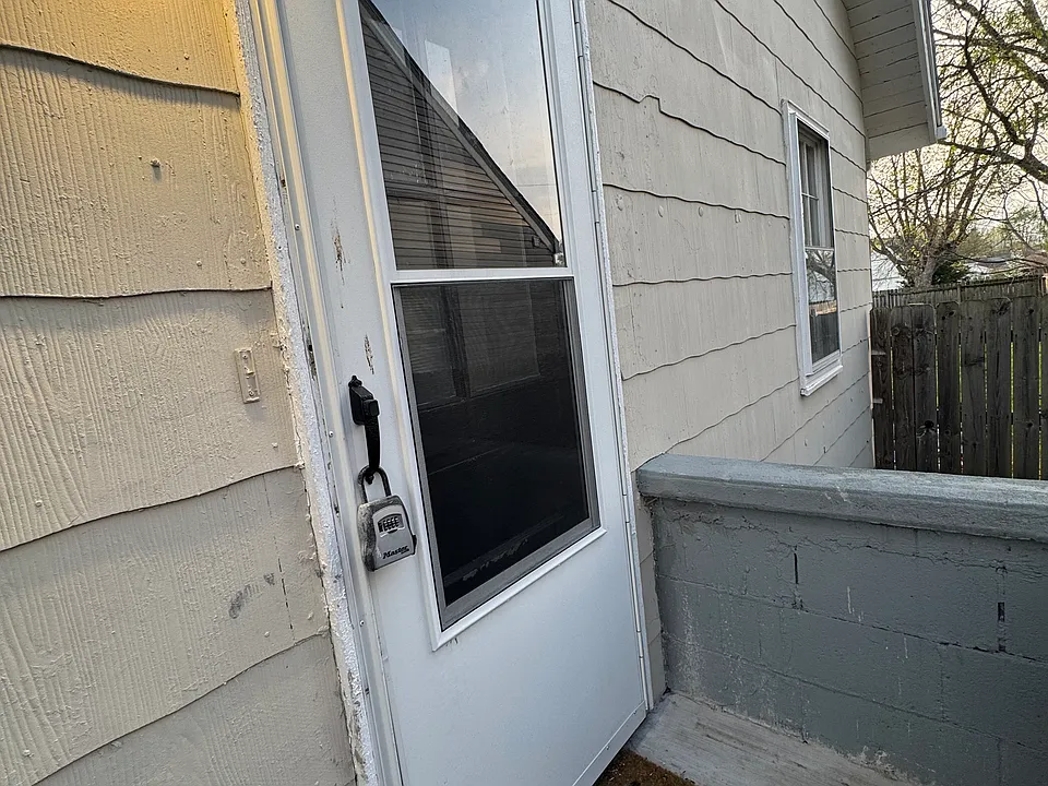 206 Shirley Ave #1