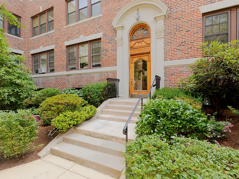 401 Washington St #4 — Photo 2