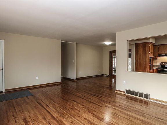 4th image of 8325 Darlene Dr