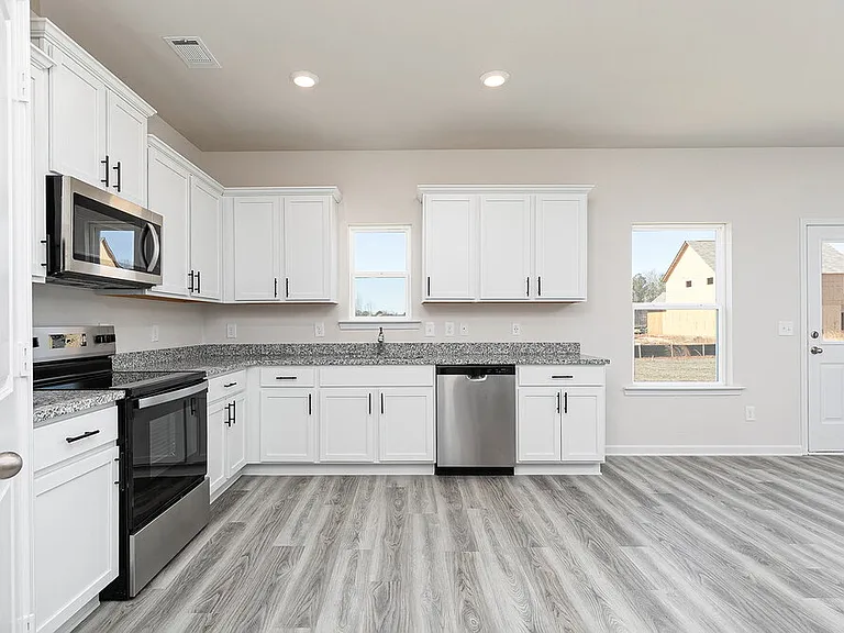 639 Mackenzie Cv — Photo 6