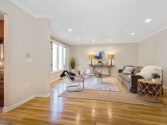 5th image of 20 Village Green Ct