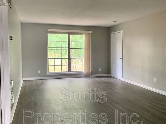 2nd image of 1975 Darby Dr APT E-2