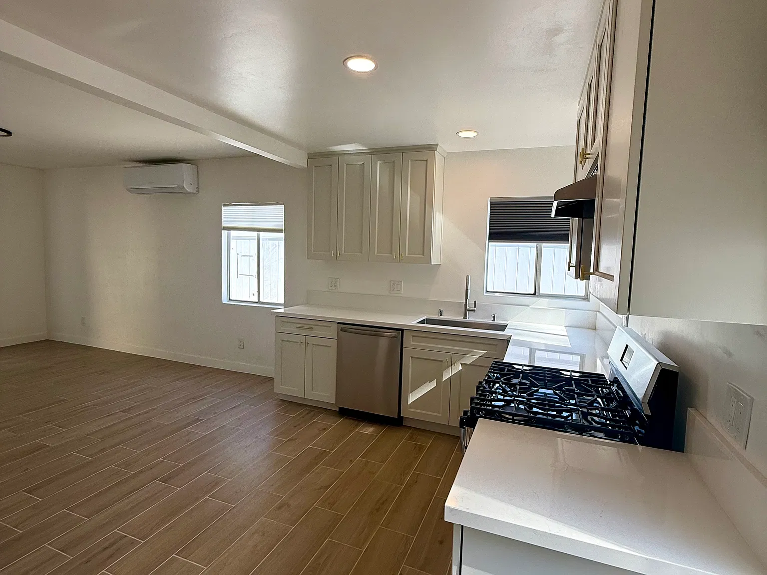 2 bed, 900 sqft, $2,700 — Photo 4