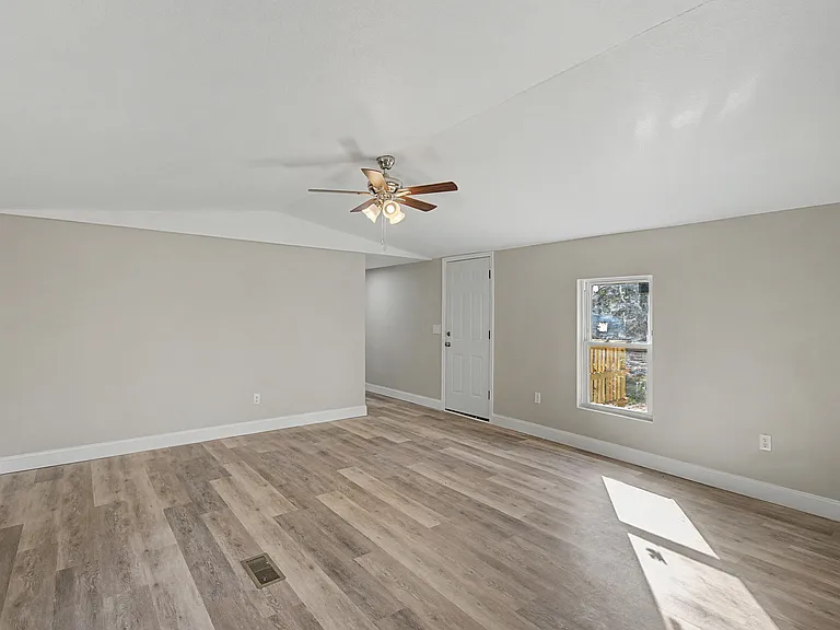 512 W Bach Dr — Photo 7