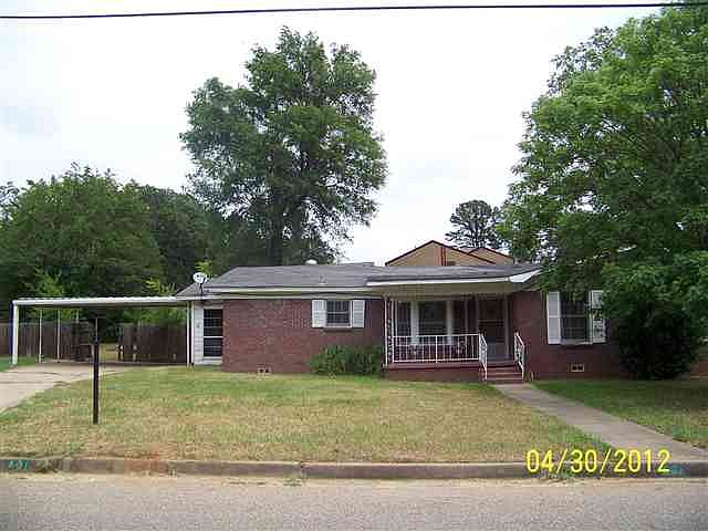 1st image of 801 Willow Dr